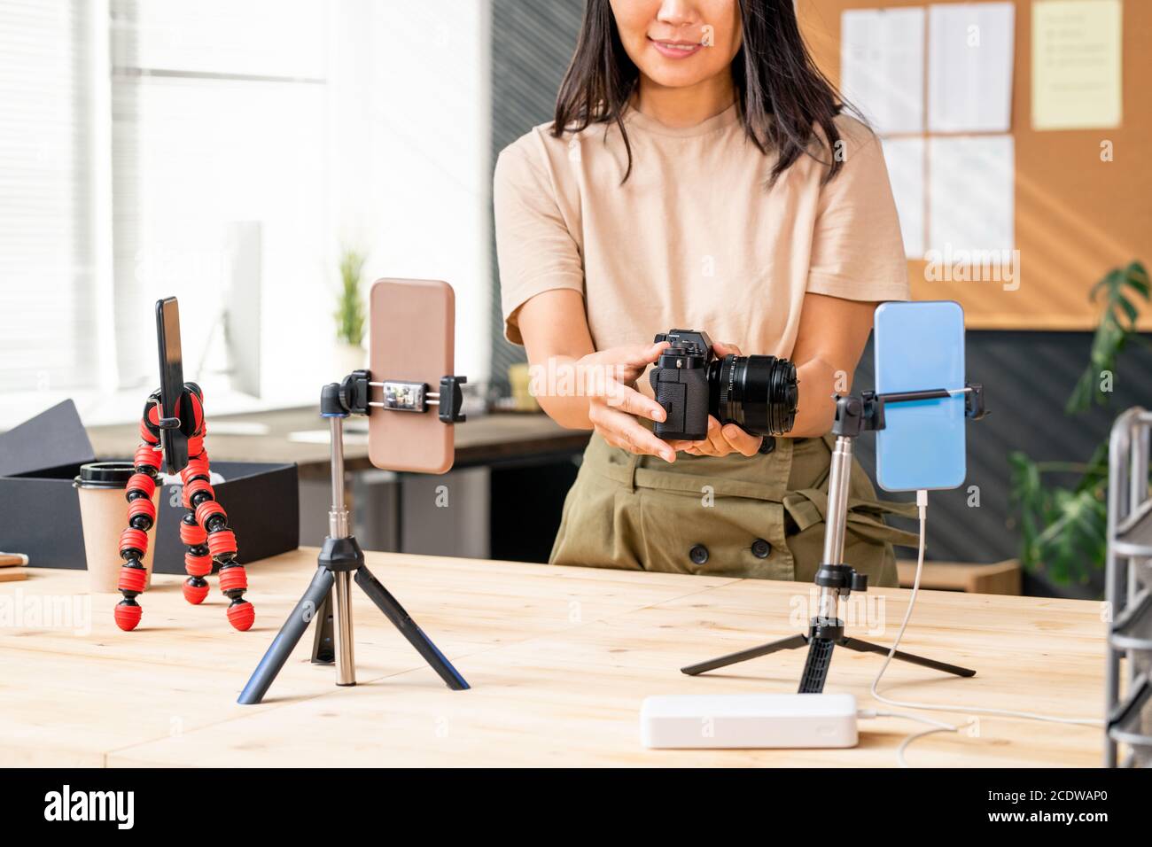 Asiatische weibliche Auspacken es und die Aufnahme der Prozess auf dem Smartphone Kamera Stockfoto