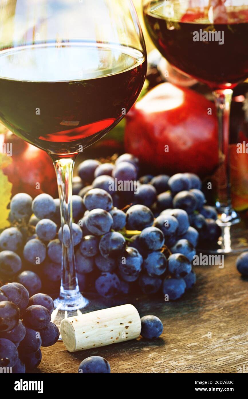 Nahaufnahme von Gläsern Rotwein und Trauben Stockfoto