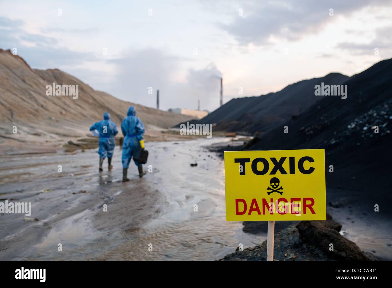 Ankündigung über toxische und gefährliche Gebiete vor dem Hintergrund von Ökologen Stockfoto