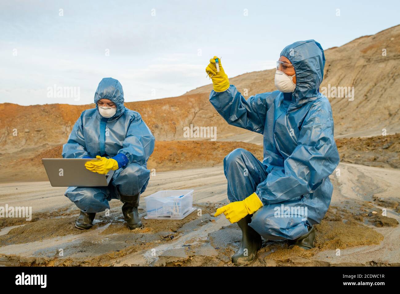 Junge Ökologen untersuchen Eigenschaften von giftigem Wasser in verschmutzten Gebieten Stockfoto