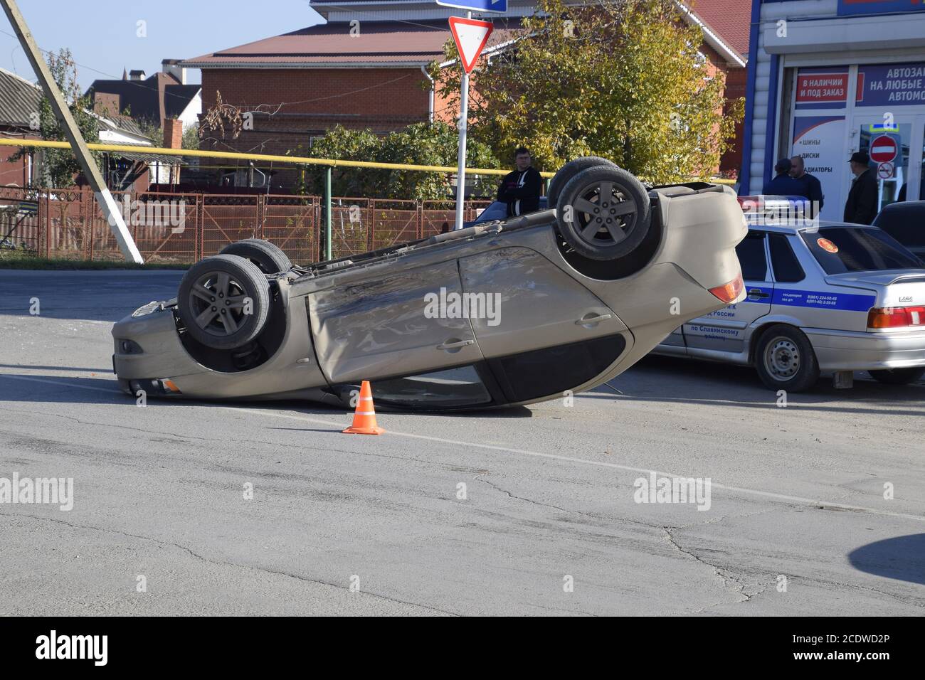 Autounfall. Das Auto gab einem anderen Auto nicht nach und es kam zu einer Kollision. Stockfoto