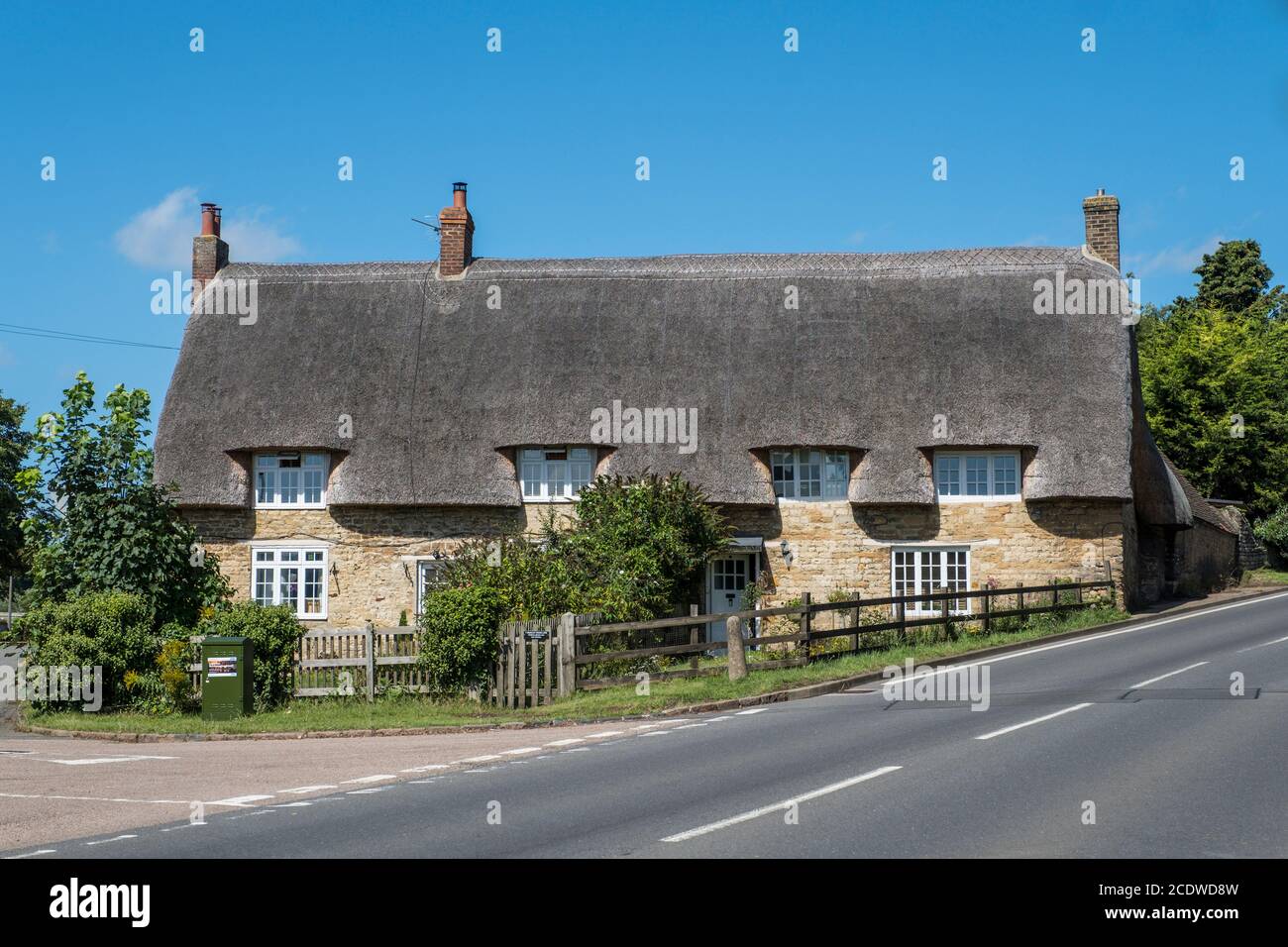Hübsche Steinhütten mit Strohdächern. Stockfoto