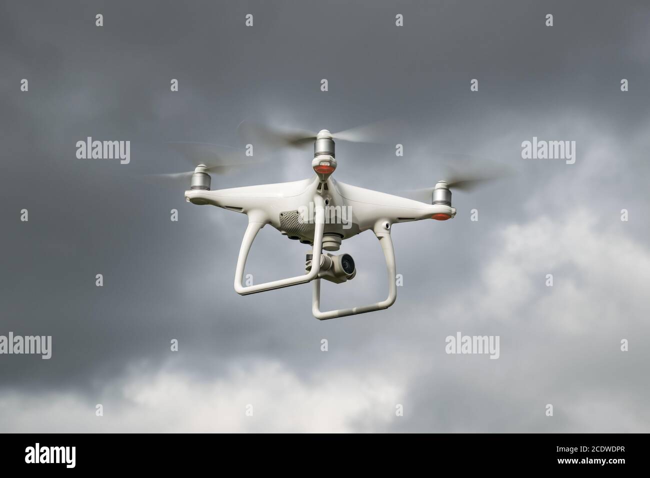 Drohne DJI Phantom 4 im Flug. Dron gegen den bewölkten Himmel. Der Flug der Drohne vor einem Gewitter. Der Flug des Polizisten Stockfoto