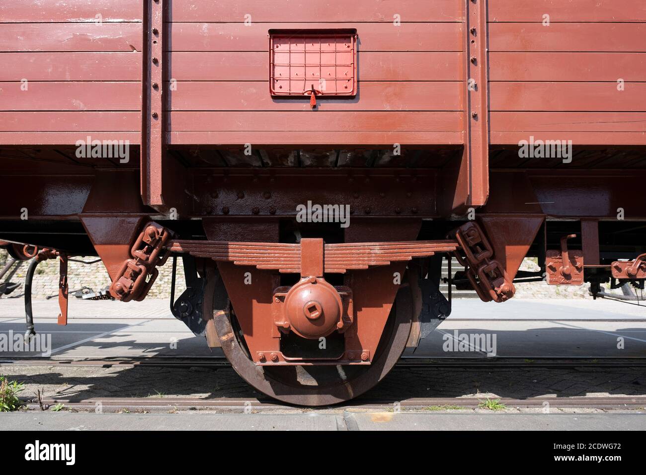 Räder von Eisenbahnwaggon aus der Nähe Stockfoto