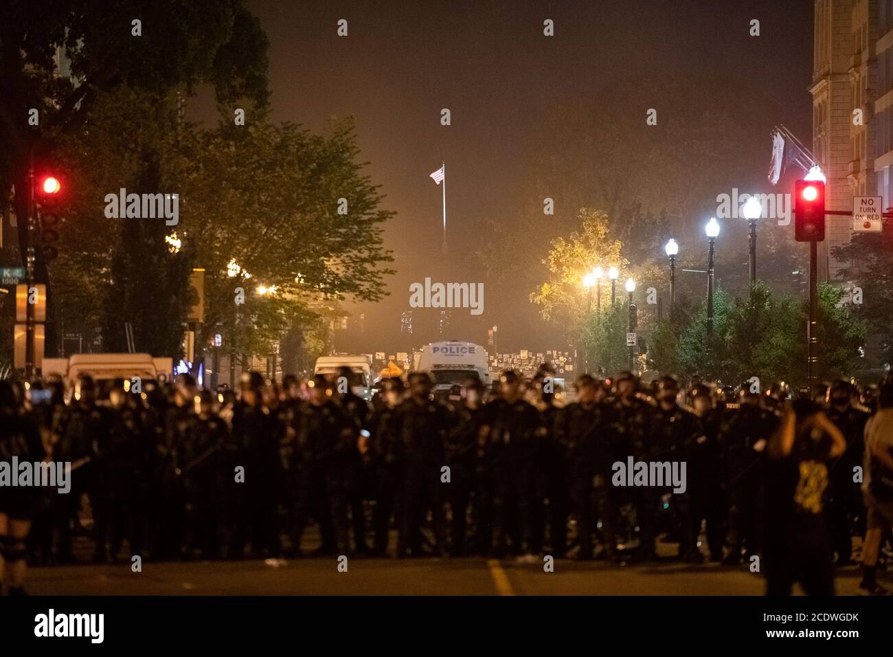 Polizeibeamte mit Ganzkörperrüstung blockieren Black Lives Matter Plaza in der Nähe des Weißen Hauses in Washington, DC, am 29. August 2020 inmitten der Coronavirus-Pandemie. Am Ende einer Woche von Protesten, die nach dem Polizeischießen auf Jacob Blake in Wisconsin begannen, dann durch die Republikanische Nationalkonvent fortgesetzt und in der Zusage Marsch gipfelte: Holen Sie sich Ihr Knie aus unserem Nacken am Freitag, Samstag brachte emotionale Protestmärsche, die mit einer gewaltsamen Polizeiniederschlagung in Black Lives Matter Plaza spät in der Nacht endete. (Graeme Sloan/Sipa USA) Stockfoto