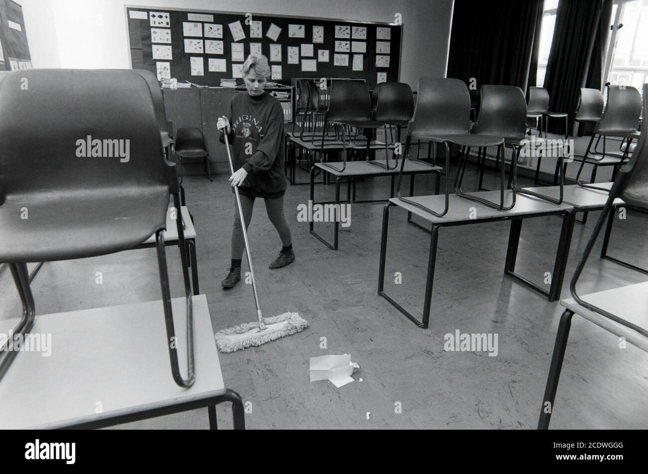 Reinigungskräfte bei der Arbeit an der Addington High School, New Addington bei Croydon. 06 Mai 1993. Foto: Neil Turner Stockfoto