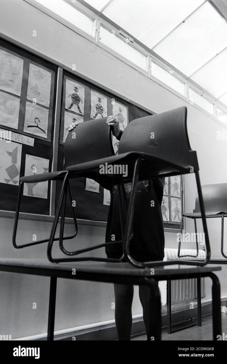 Reinigungskräfte bei der Arbeit an der Addington High School, New Addington bei Croydon. 06 Mai 1993. Foto: Neil Turner Stockfoto