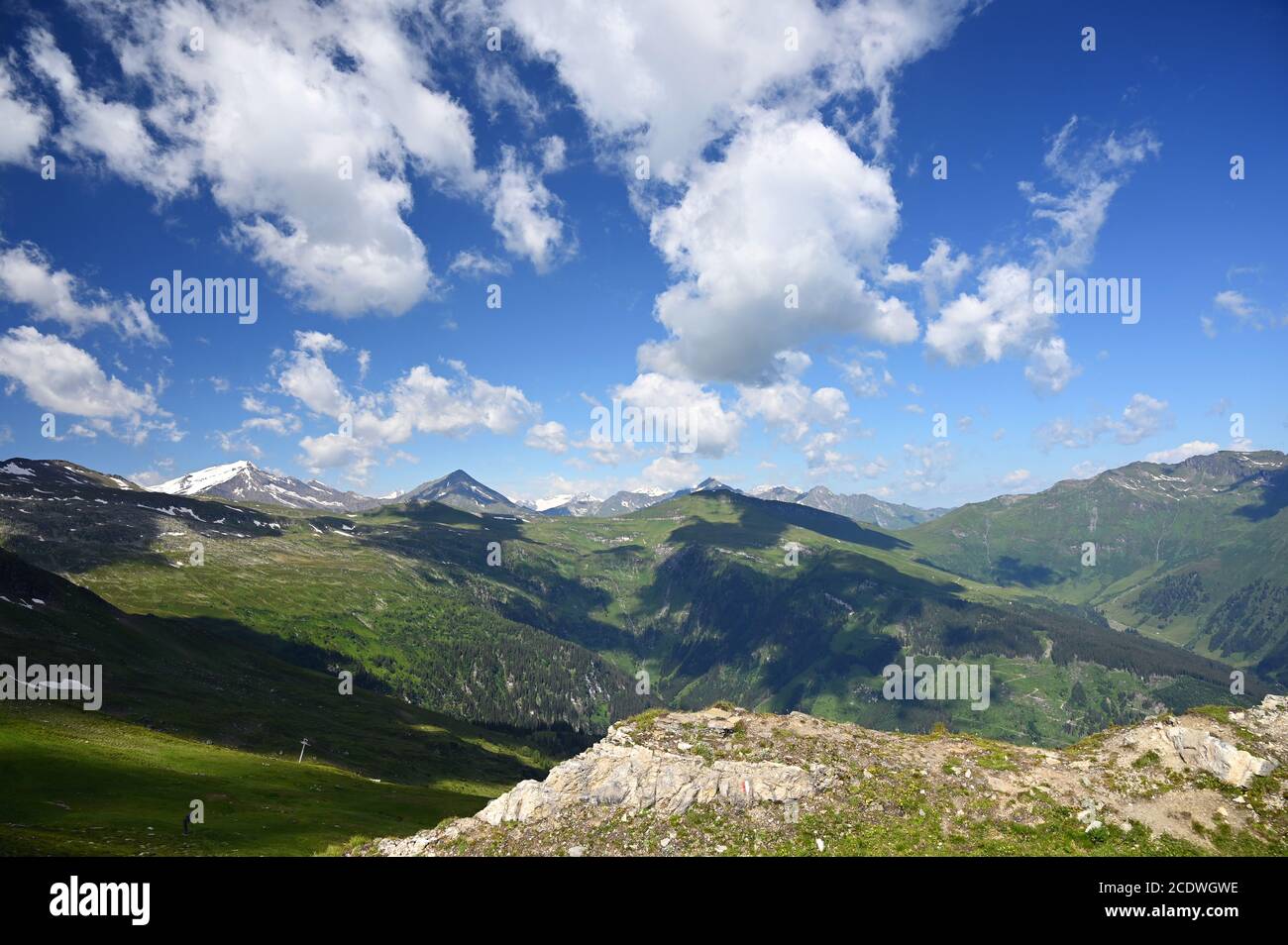 Stubnerkogel Berge und blauer Himmel mit Wolken Landschaft Österreich Stockfoto