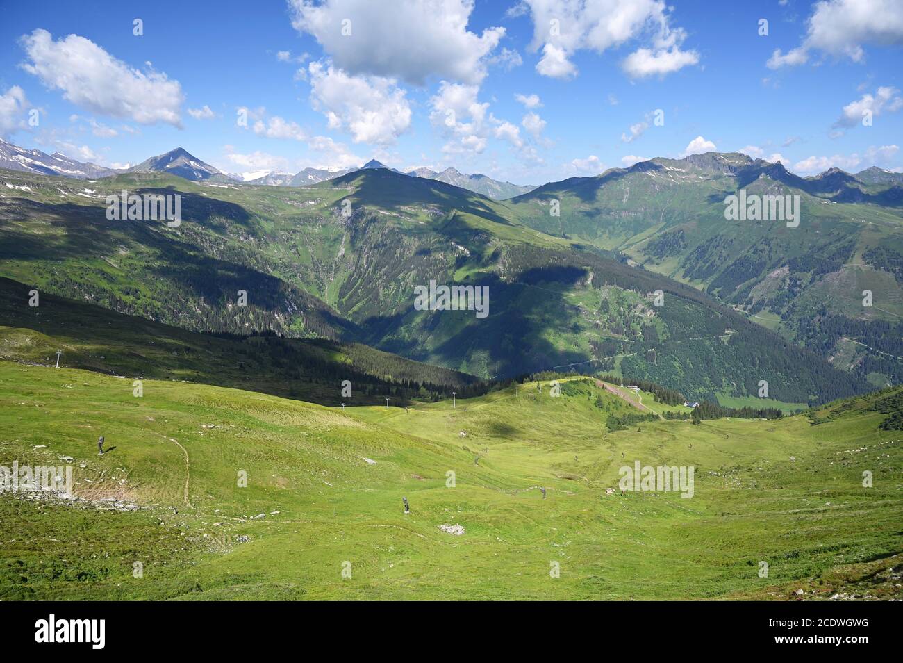 Stubnerkogel Berge und blauer Himmel mit Wolken Landschaft Bad Gastein Stockfoto