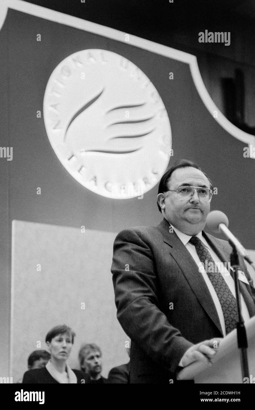 Generalsekretär Doug McEvoy hält eine Rede vom Podium während der Konferenz der National Union of Teachers im Brighton Centre. 10. April 1993. Foto: Neil Turner Stockfoto