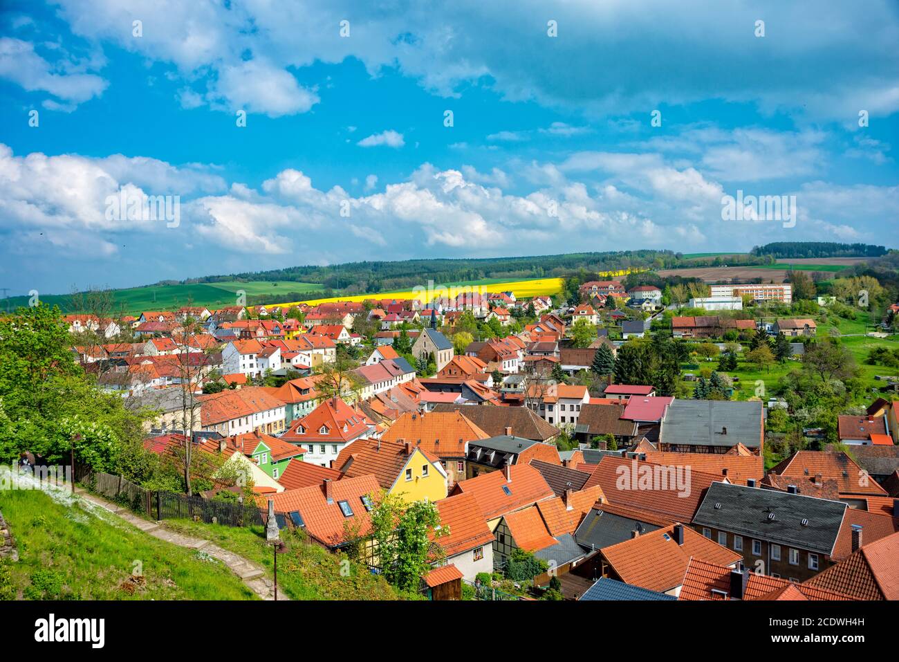 Blick über das Dorf Ranis in Thüringen im Frühjahr Stockfoto