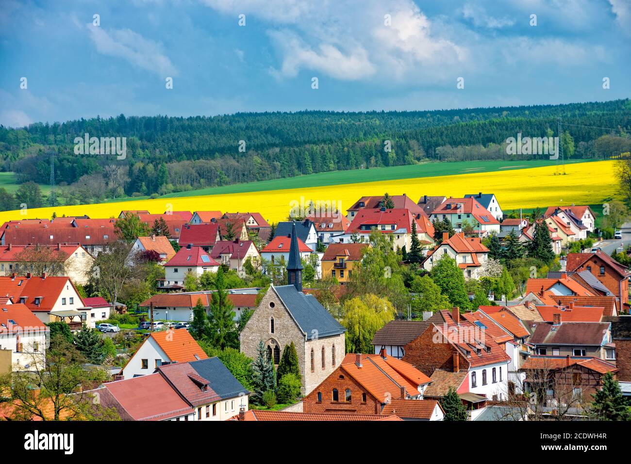 Blick über das Dorf Ranis in Thüringen im Frühjahr Stockfoto