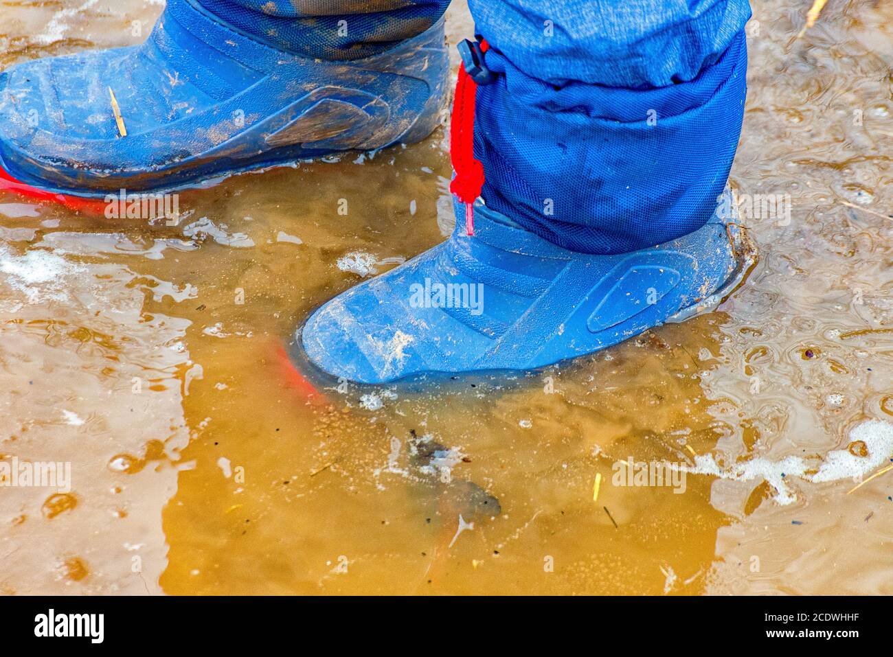 Rubber Boots Mud Walk Fotos Und Bildmaterial In Hoher Aufl sung Alamy rubber-boots-mud-walk-fotos-und-bildmaterial-in-hoher-aufl-sung-alamy