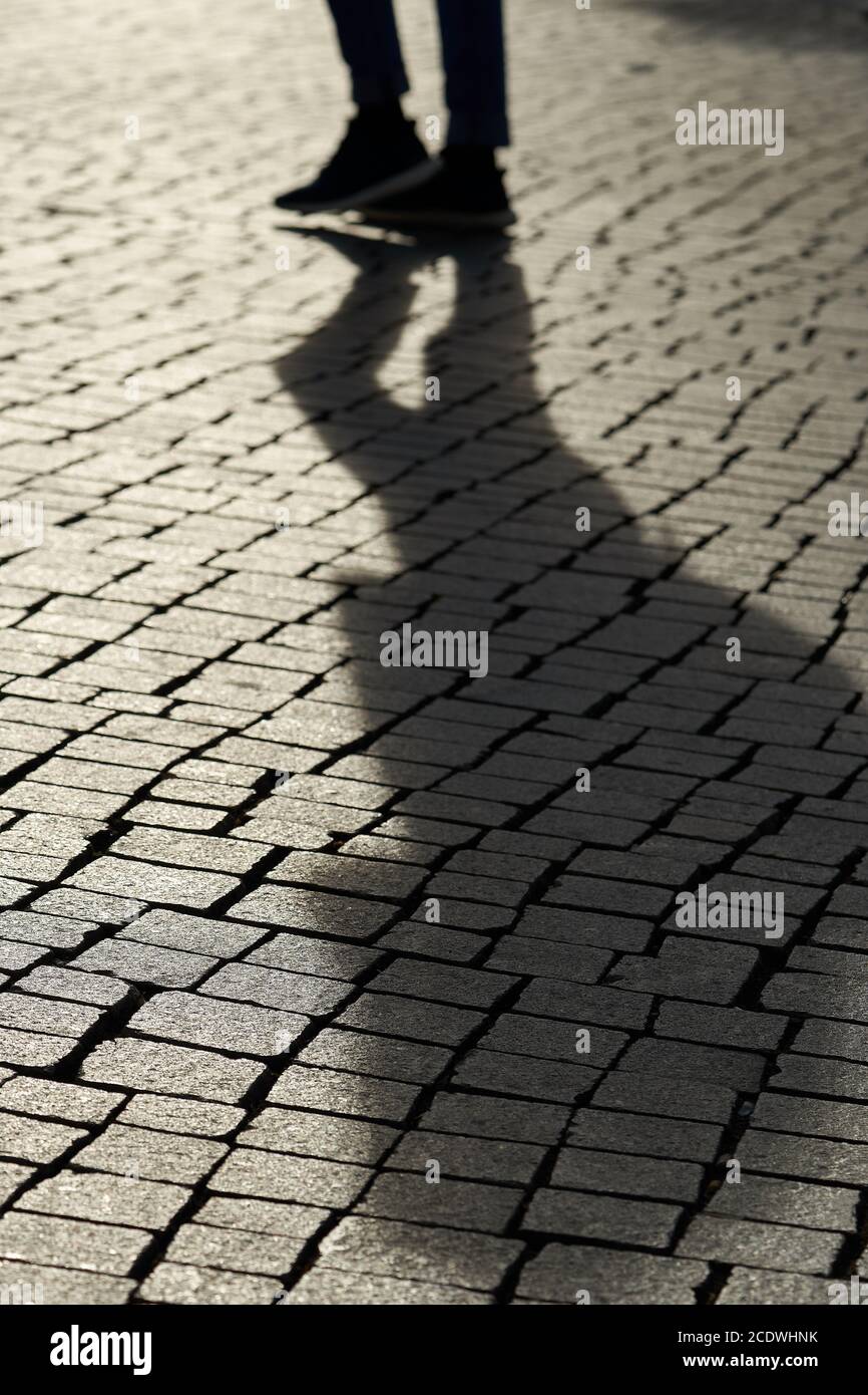 Schatten einer Fußgängerzone in der Innenstadt von Leipzig in der Hintergrundbeleuchtung Stockfoto