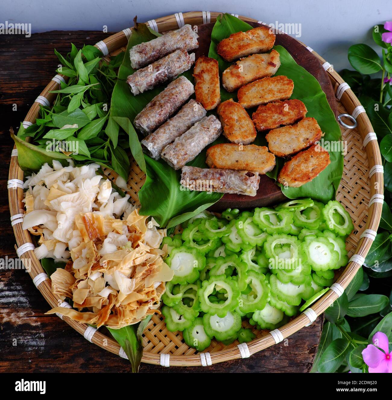 Draufsicht Tablett mit Rohmaterial bereit zum Kochen vegane Mahlzeit zum Mittagessen, geschnittenes vegetarisches Fleisch, Frühlingsrollen, Pilz, Basilikum, Gurke, pflanzliche Zutat Stockfoto