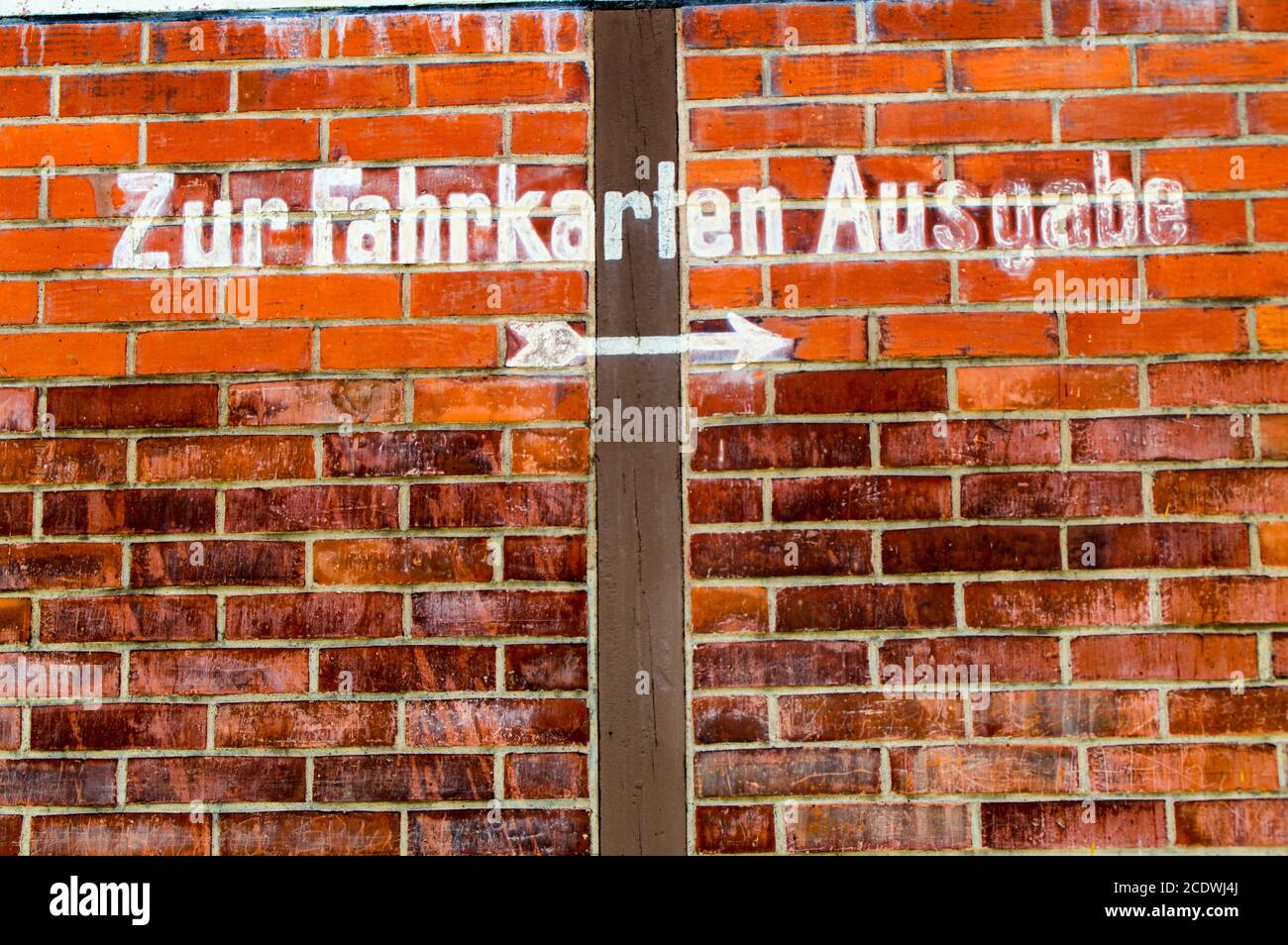 Brief an die Ticketausstellung an eine Steinmauer gemacht Stockfoto
