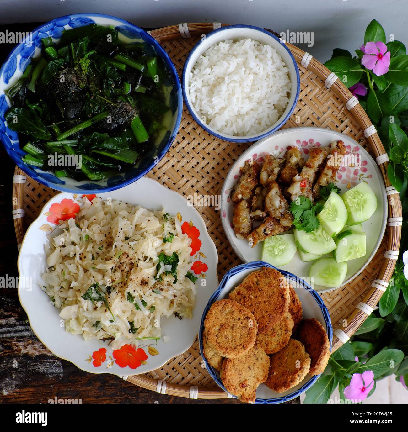 Draufsicht Tablett mit vietnamesischen vegetarischen Mahlzeit für die Mittagszeit, Blatt-Senfsuppe, gebratenen Kohl, veganes Fleisch gebraten mit Zitronengras, Getreidekuchen, hausgemacht Stockfoto
