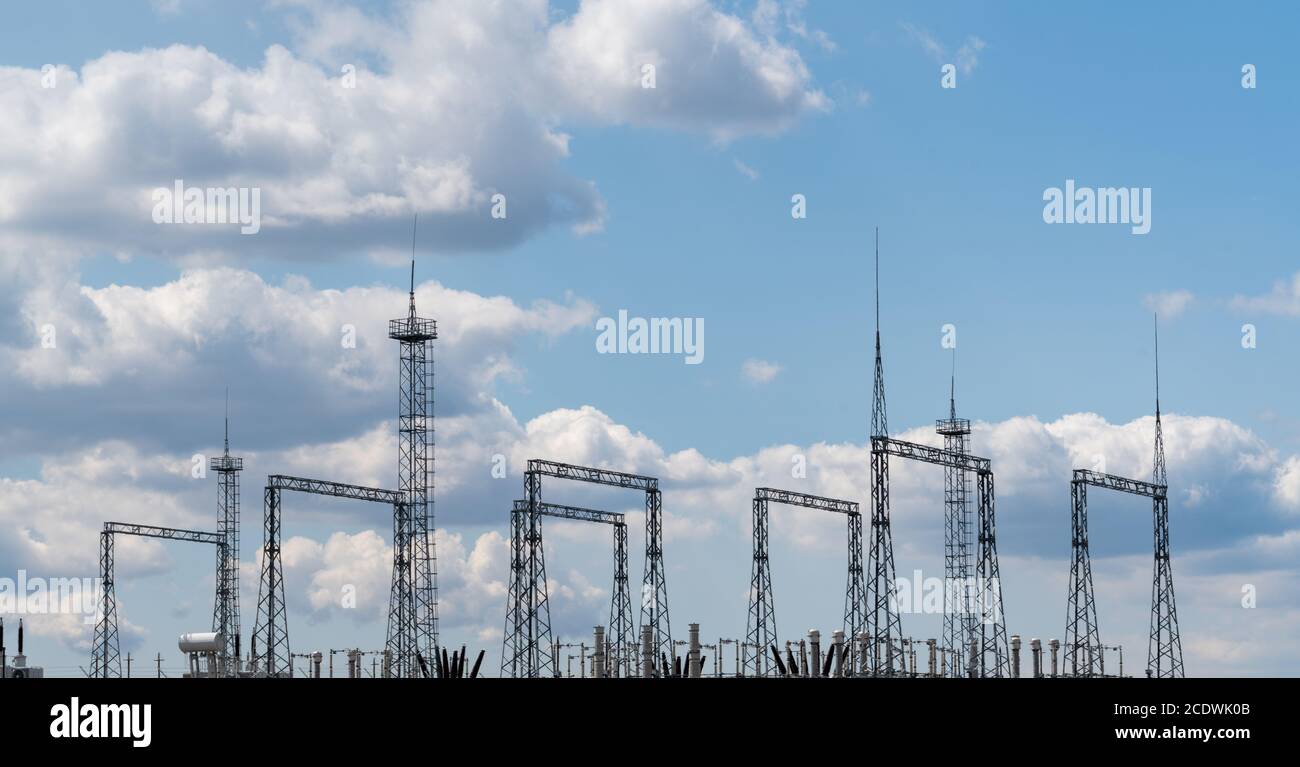 Kraftwerk auf einem Hintergrund des blauen Himmels Stockfoto