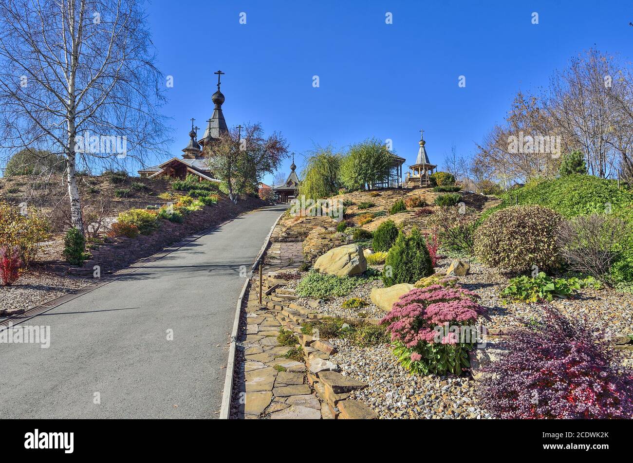 Weg zum christlichen Tempel durch einen schönen Garten unter den Steine Stockfoto