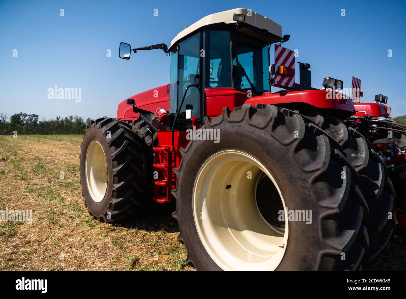 Roter Traktor auf einem landwirtschaftlichen Feld Stockfoto