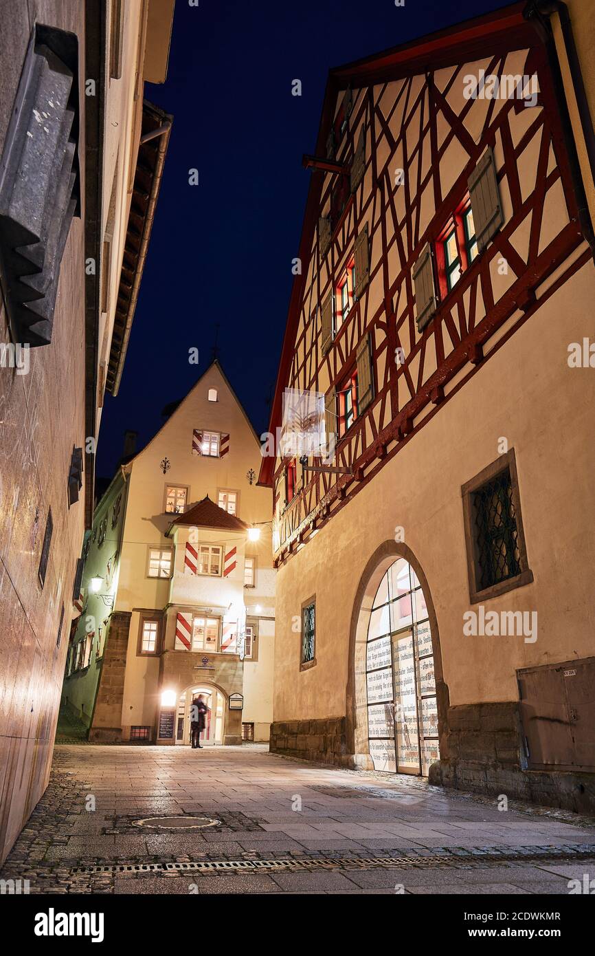 Fachwerkhäuser in der Altstadt von Überlingen an der Blauen Stunde Stockfoto