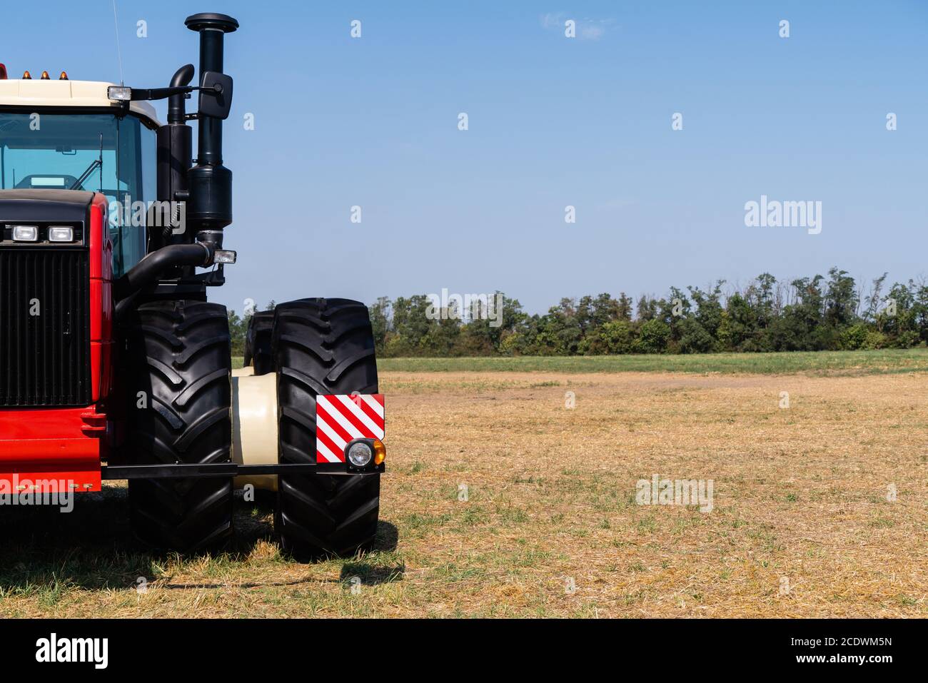Roter Traktor auf einem landwirtschaftlichen Feld Stockfoto