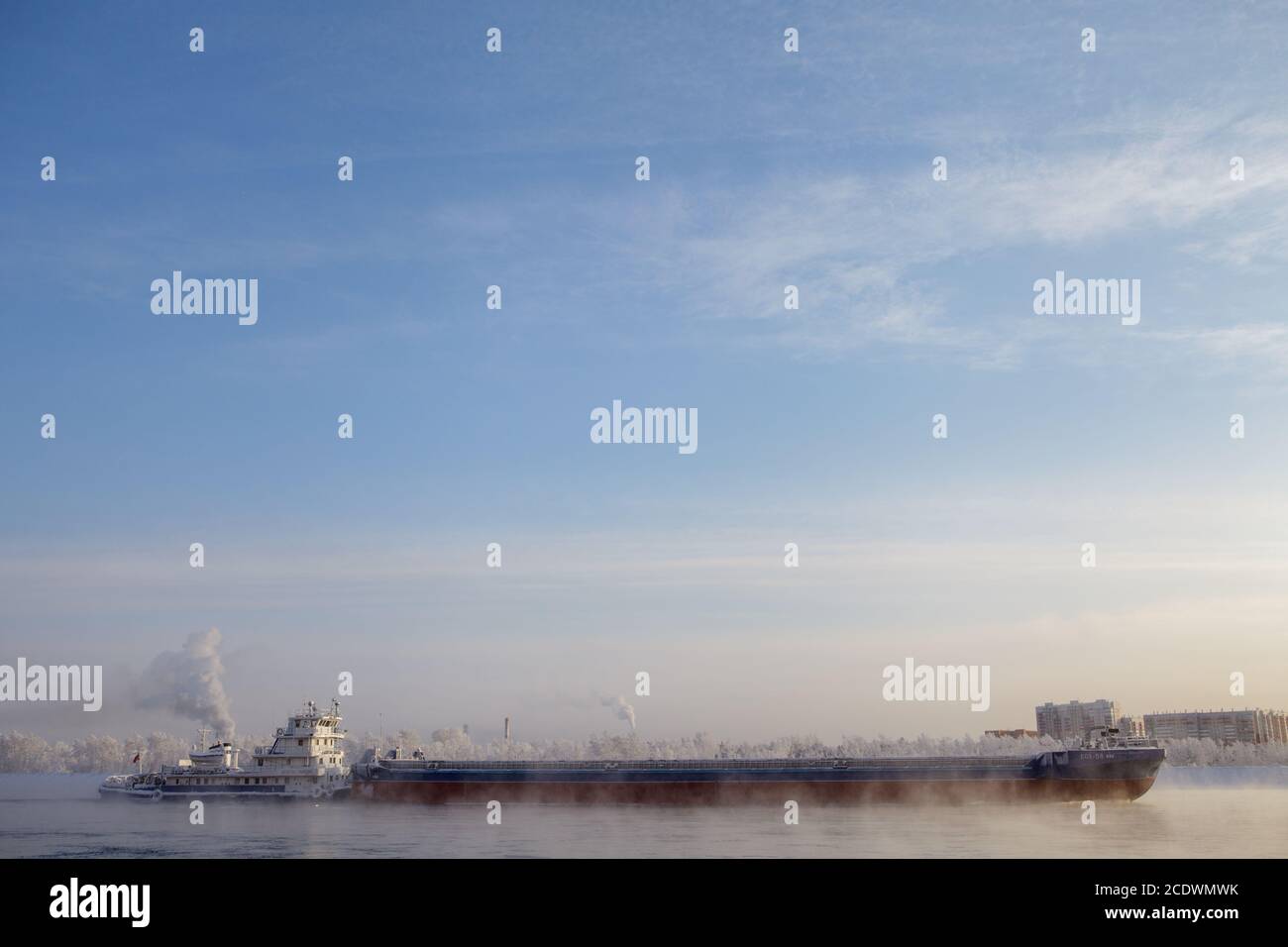 Lange Lastkahn, Fluss im kalten Winter. Stockfoto