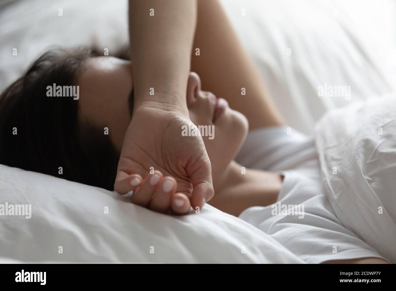 Nahaufnahme schlaflose Frau im Bett liegend, leidet an Schlaflosigkeit Stockfoto