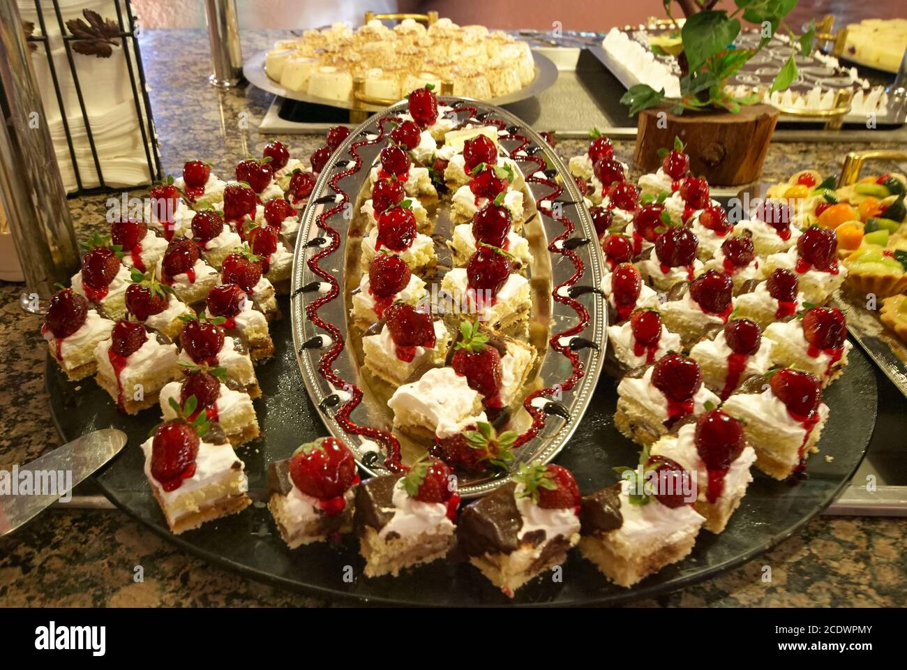Türkische kleine Kuchen. Traditionelles türkisches Vergnügen am Hotelbuffet in der Türkei. Region Antalya, Südtürkei Stockfoto