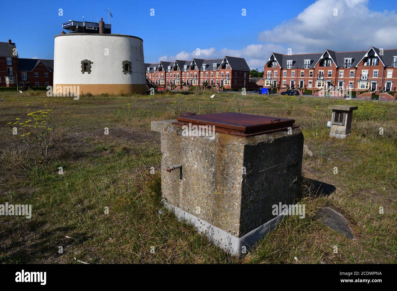 Martello Tower P, Napoleonische Festung, und die Eingangsluke zu einem Bunker des Kalten Krieges, im Martello Park, Felixstowe, Suffolk, Großbritannien Stockfoto