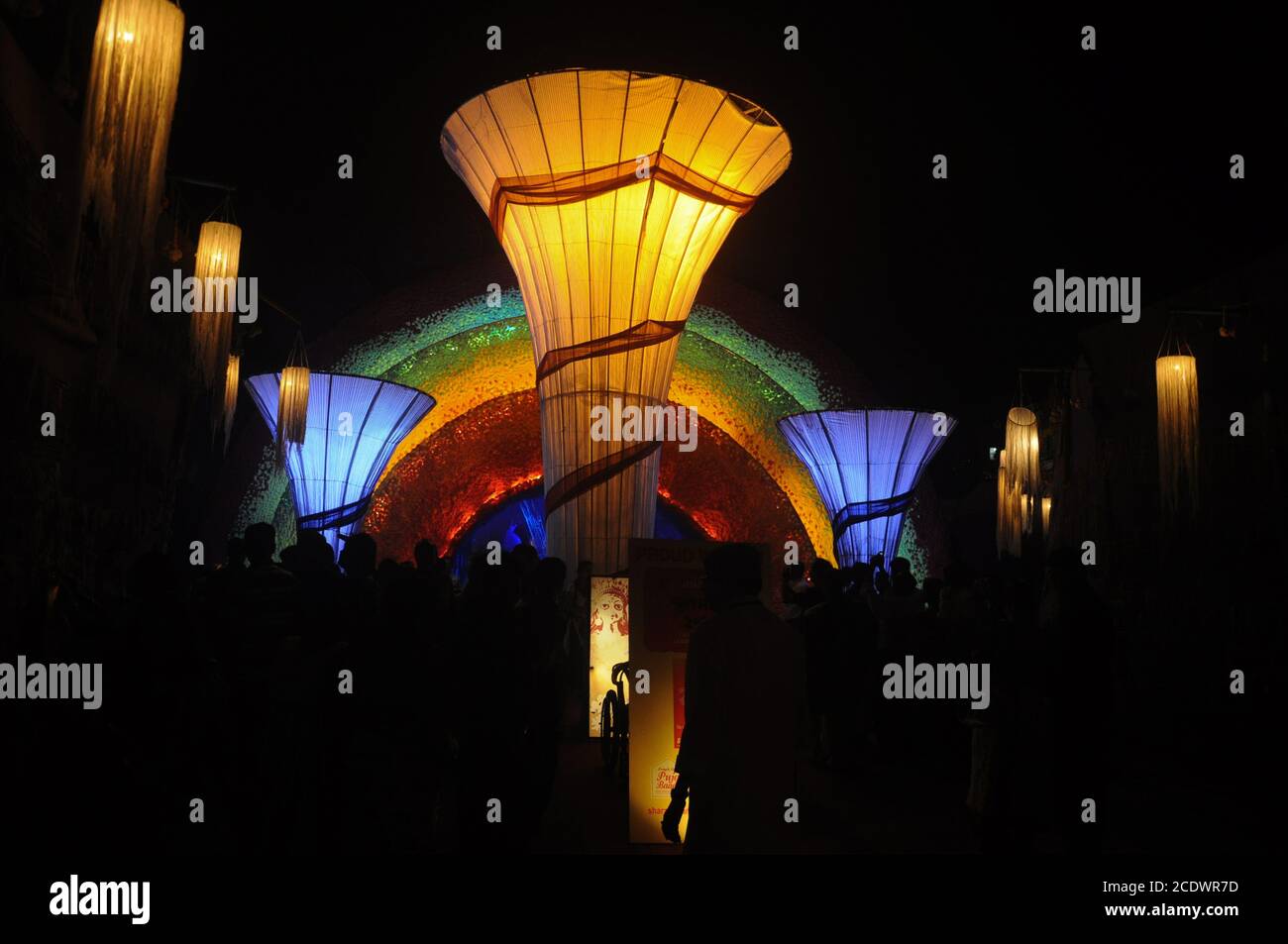 Schöne Dekoration mit Beleuchtung einer kolkata oder kalkutta durga Puja-Pandal Stockfoto