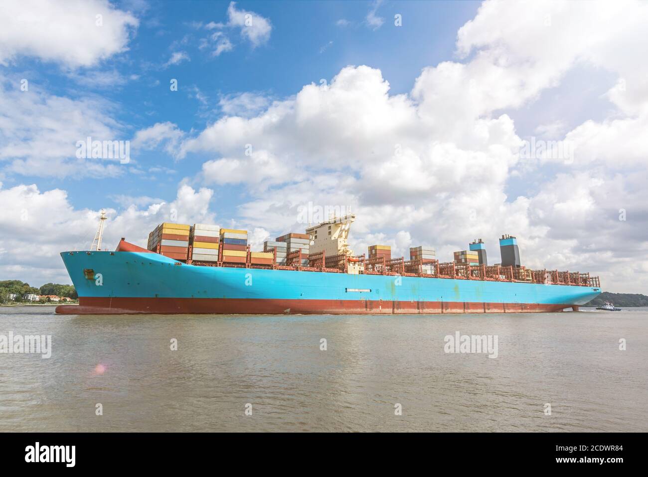 Großes Containerschiff auf der Elbe in Hamburg Stockfoto