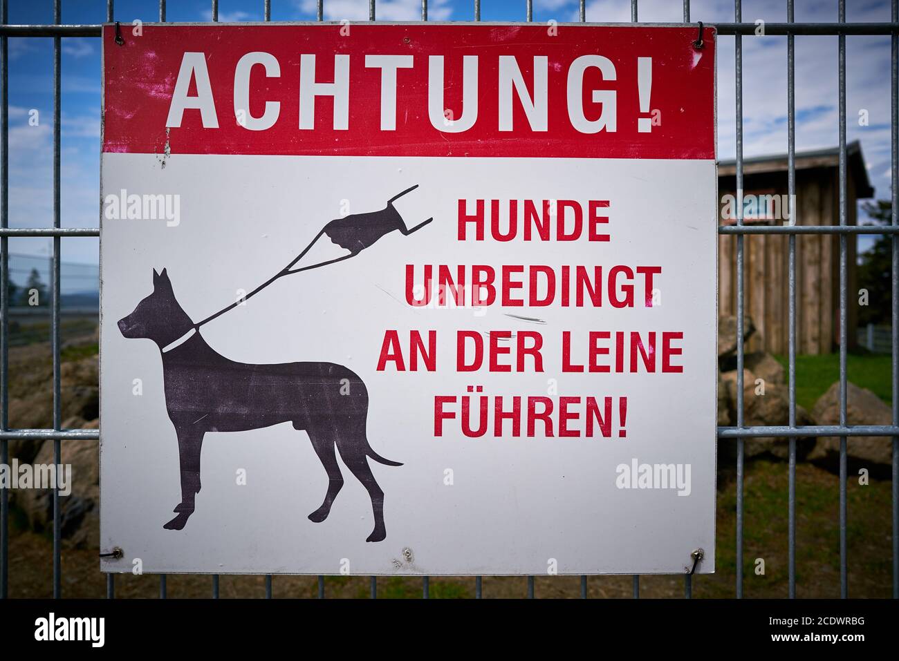 Schild mit der Aufschrift Achtung, Hunde an der Leine halten Stockfoto