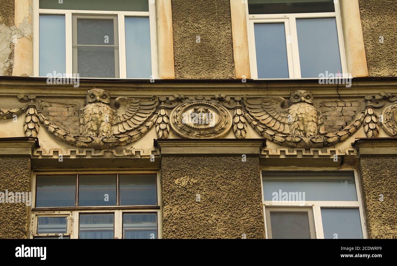 Fragment der Fassade im Jugendstil mit einer Eule Stockfoto