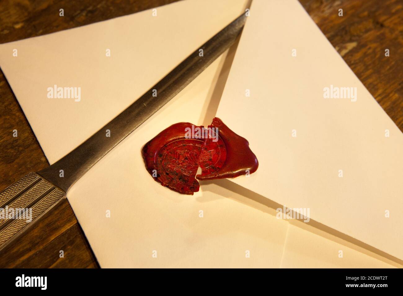 Vertraulicher Umschlag mit gebrochenem rotem Wachssiegel Stockfoto