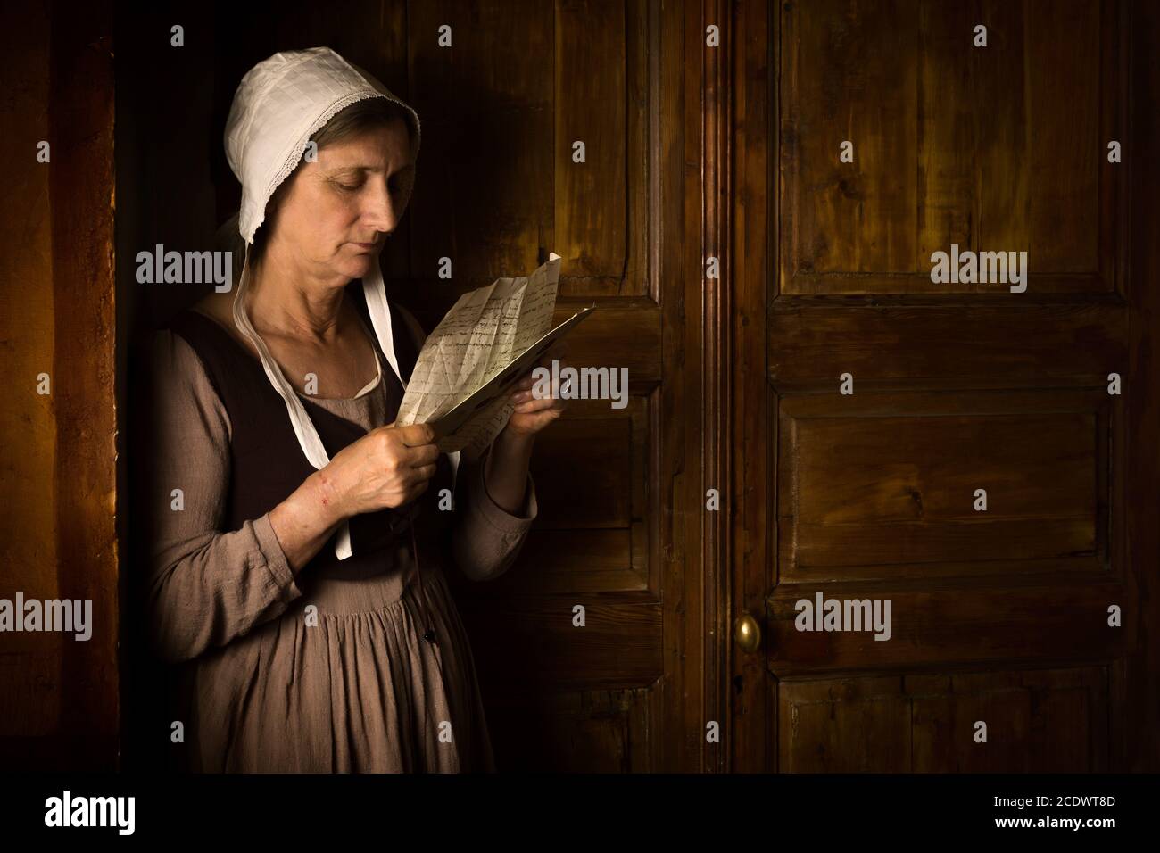 Porträt einer reif Frau liest in einem alten Meister oder Renaissance Stil Stockfoto