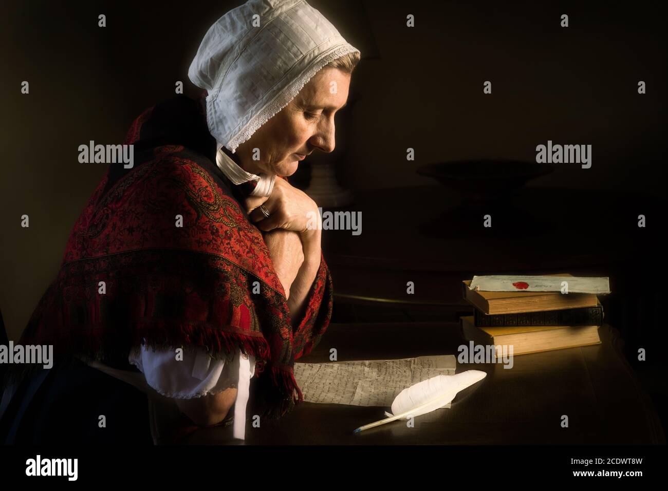 Rembrandt Stil oder Renaissance Porträt einer Frau einen Brief schreiben mit einer Feder Feder Stockfoto