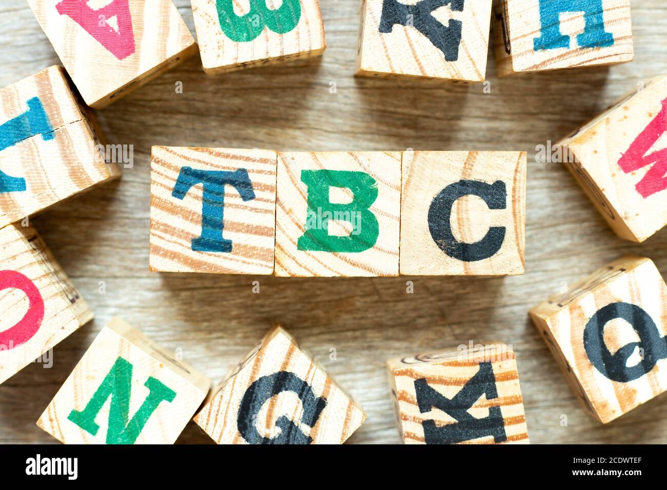 Buchstabenblock im Wort TBC (Abkürzung von muss bestätigt oder fortgesetzt werden) Mit einem anderen auf Holz Hintergrund Stockfoto