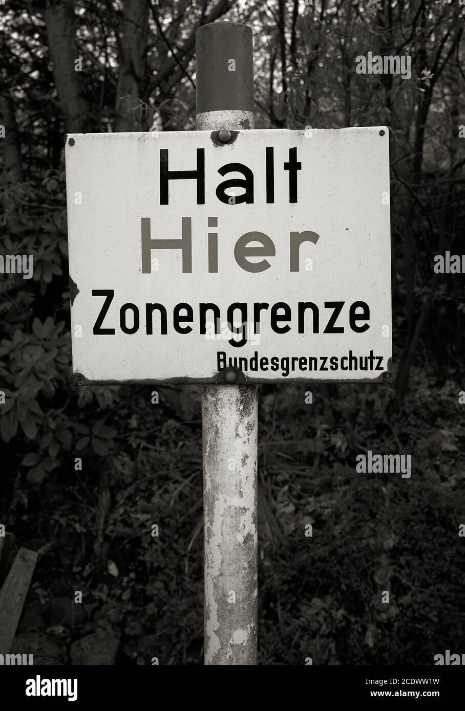 Warnschild an der ehemaligen innerdeutschen Grenze Stockfoto