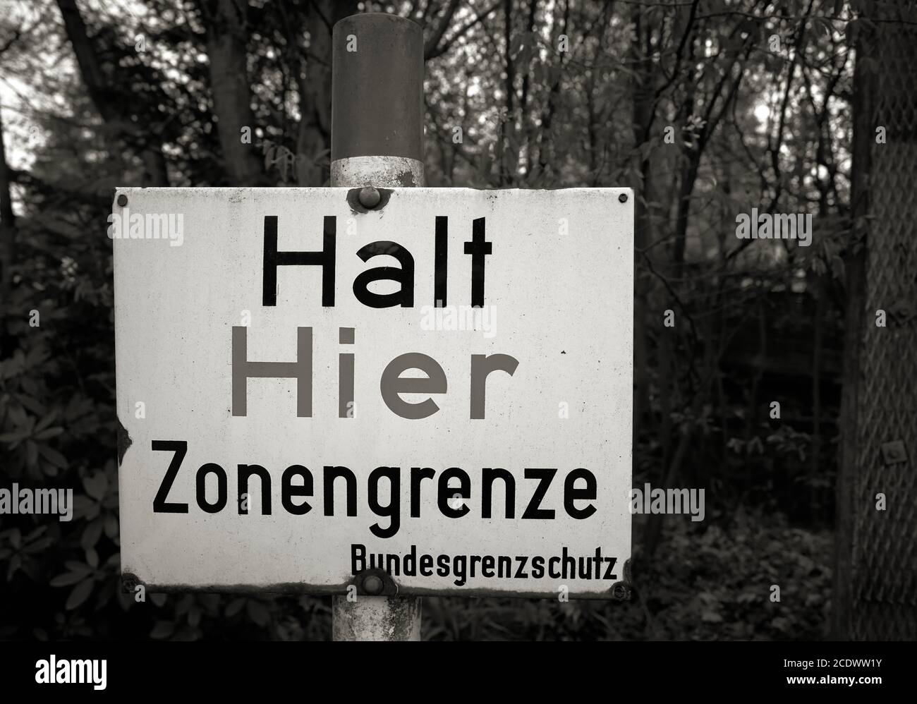 Warnschild an der ehemaligen innerdeutschen Grenze mit dem Inschrift Stop hier zonale Grenze Stockfoto