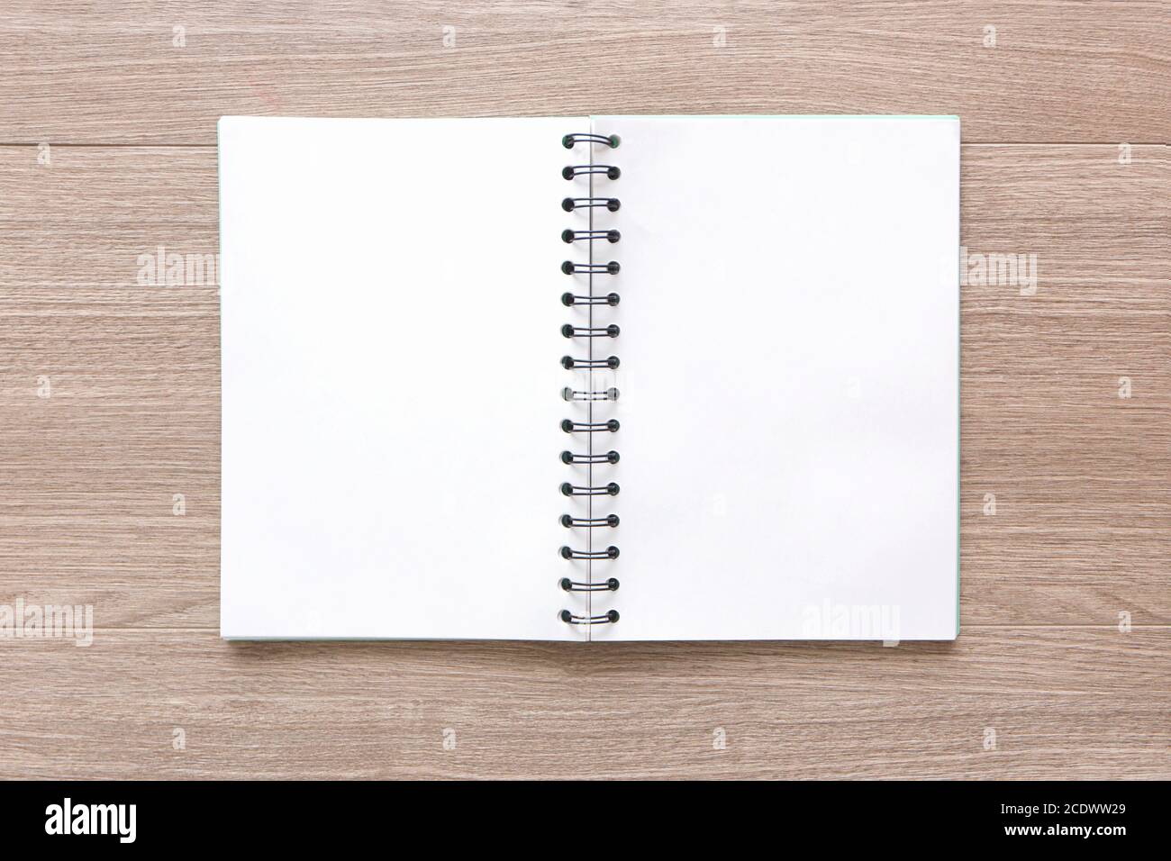 Notebook von oben auf dem Holzboden platziert. Stockfoto