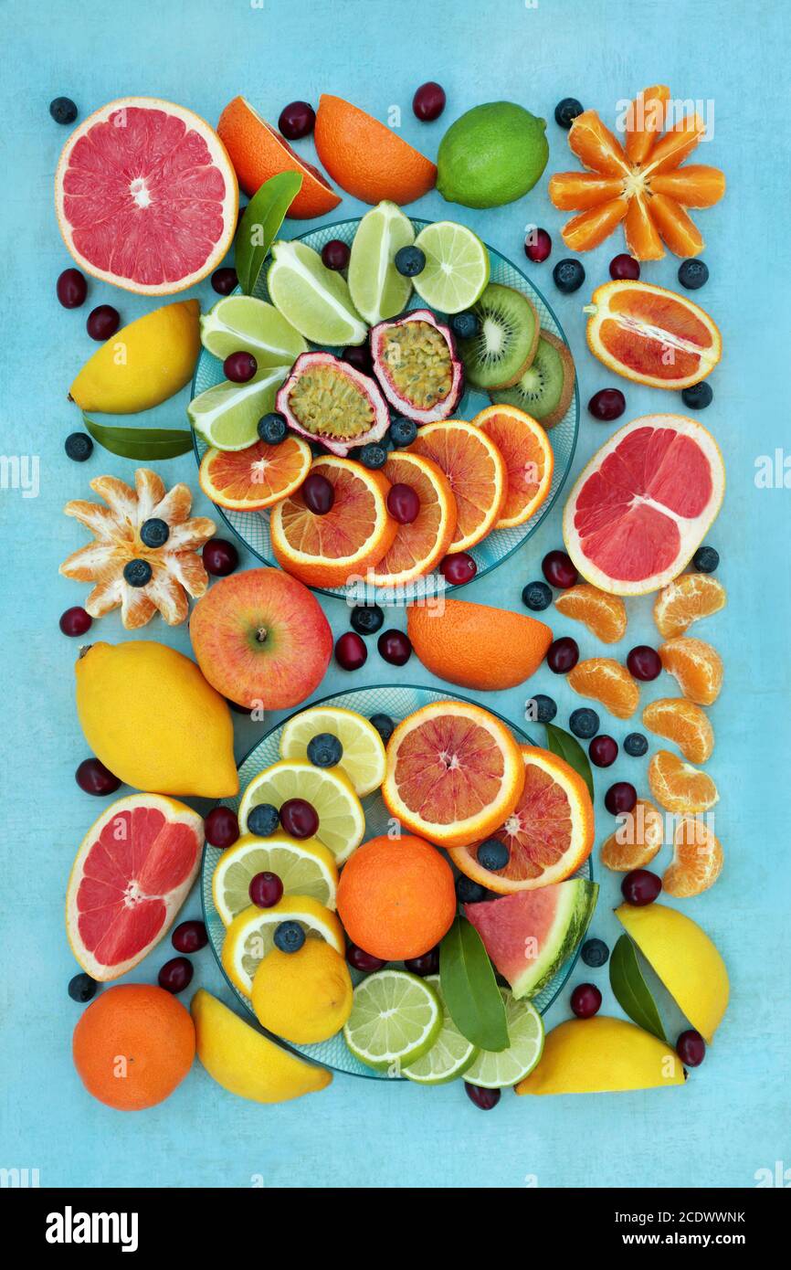 Winter Sunshine gesunde Obstsammlung mit Preiselbeeren, Heidelbeeren, Orangen, Zitronen, Limetten & Grapefruit reich an Antioxidantien, Vitaminen & Ballaststoffen. Stockfoto