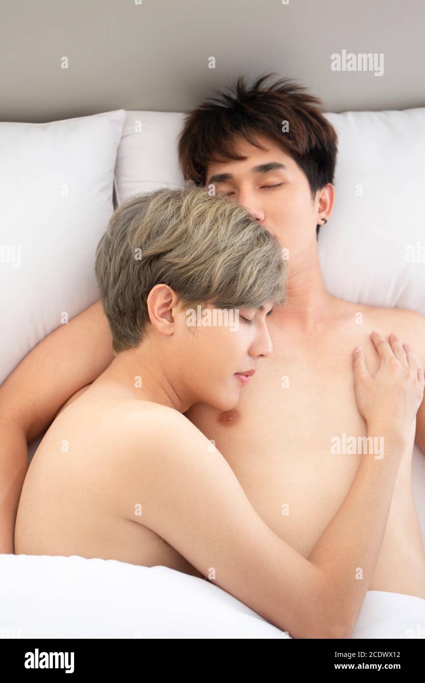 Bett im schwule männer Zwei Schwule