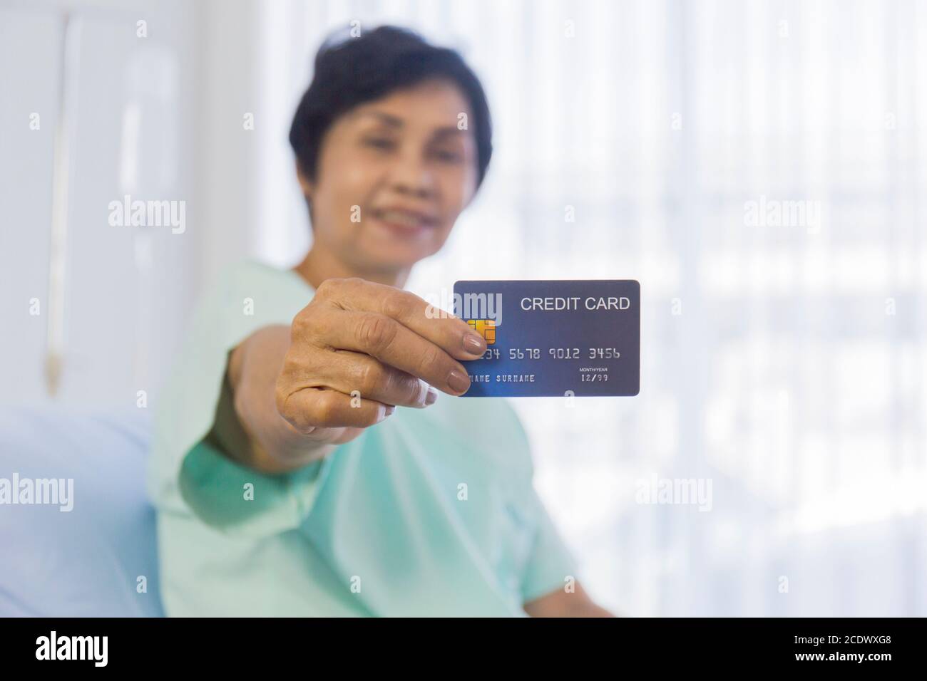 Konzept der älteren Frauen mit Kreditkarten in Krankenhäusern Stockfoto