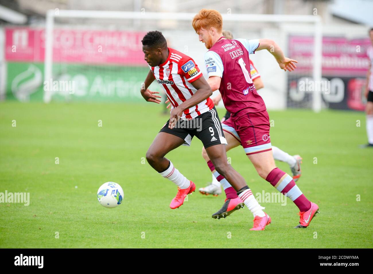 IBRAHIM MEITE (Derry City FC) Skipping Pass Hugh Douglas während des Extratime.ie FAI Cup – 2. Runde zwischen Drogheda Utd & Derry City FC Stockfoto