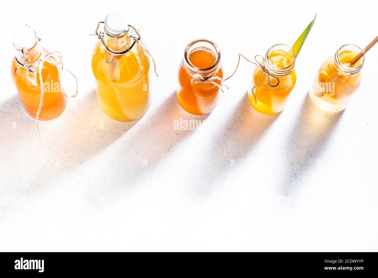Auswahl An Fermentierten Kombucha-Getränken. Hausgemachter probiotischer Superfood-Tee, Keto-Diätgetränk, Tepache, Apfelwein, Kvass, Ginger Ale. Gesundes Getränk mit Geschmack. Stockfoto