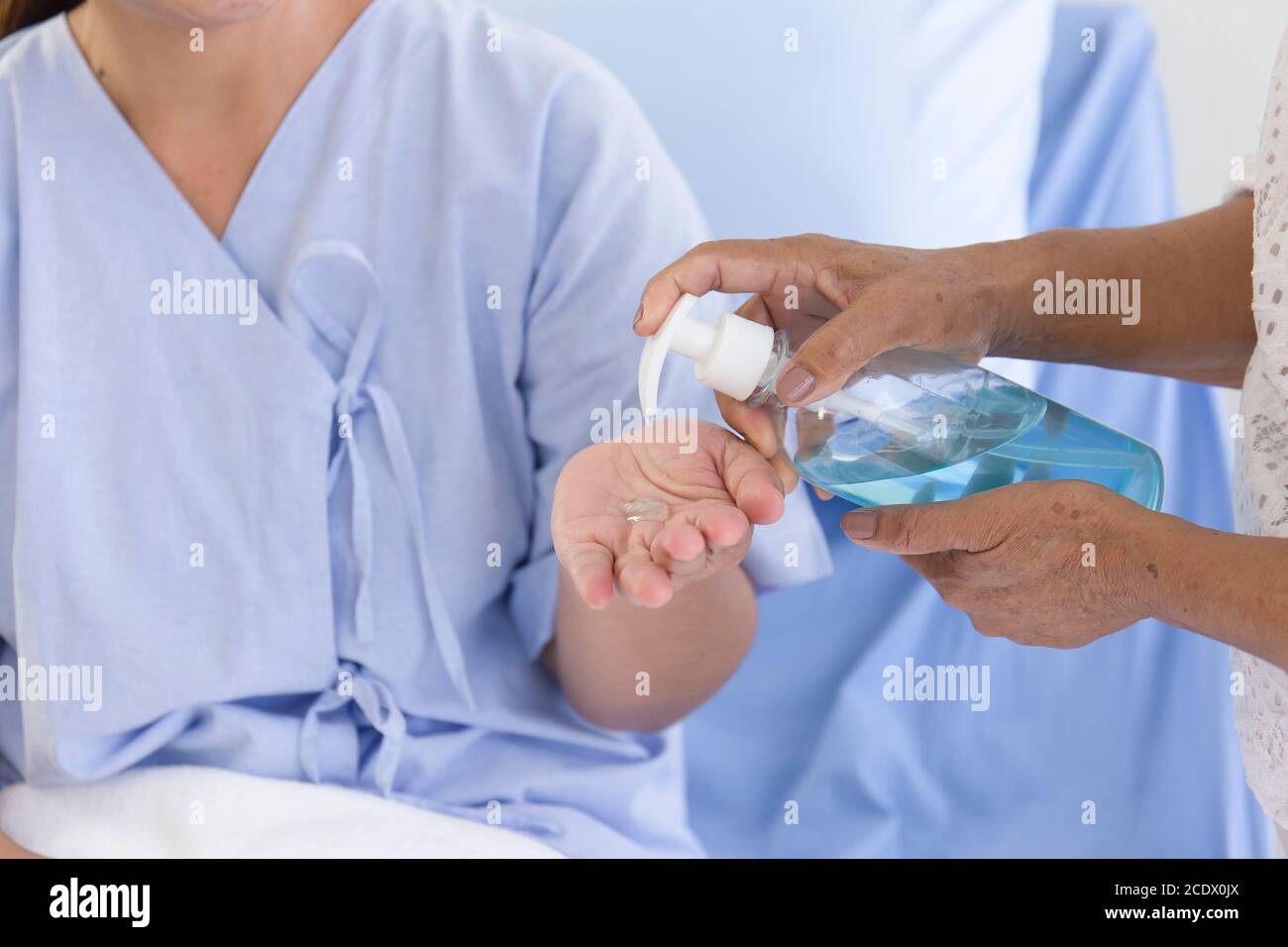 Die Hand, die die Alkoholgelflasche für die Kranken drückt, um Ihre Hände zu waschen. Stockfoto