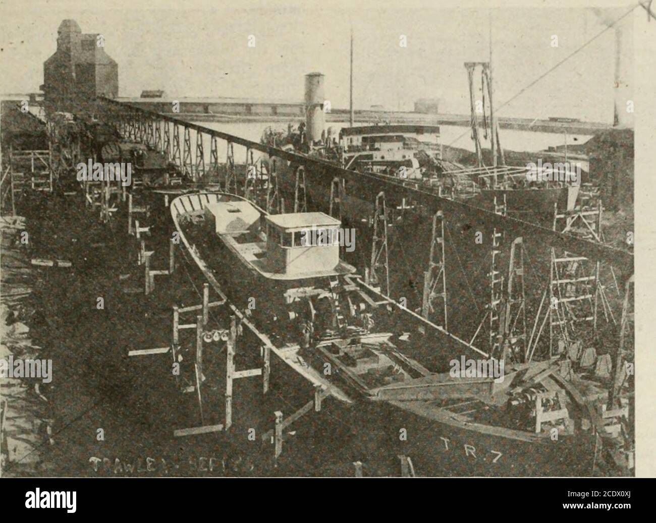 . Canadian Shipping and Marine Engineering Januar-Dezember 1919 . ALLGEMEINE ANSICHT COLLINGWOOD CANTIERISTICA CO. Januar, 1919 MARINE ENGINEERING VON KANADA 13 Kuppel, gibt es zwei Öfen für Brass und Kupfer. Diese haben eine Kapazität von 500 lbs. Zwei große Galerien sind an den Seiten des Gebäudes situ-ated, einer von ihnen mit dem Ladeboden sind aus gedrehtem Stahl, sowohl die Go-aheadund Go-achterem Führungen werden auf der hinteren Säule getragen. Der Umkehrmotor mit geradem Zylinder und Ausgleichszylinder wird an der Rückseite des mitgeführt. TRAWLER BAUEN IN COLLINGWOOD für die Kuppel, der Rest ist Stockfoto