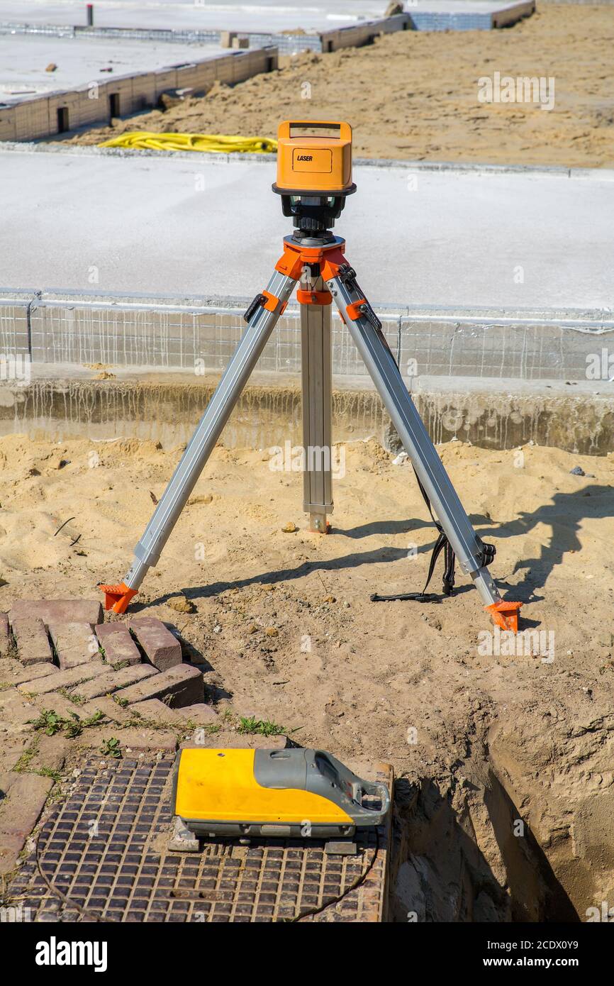 Baustelle mit Laser- und Vermessungsgeräten Stockfoto