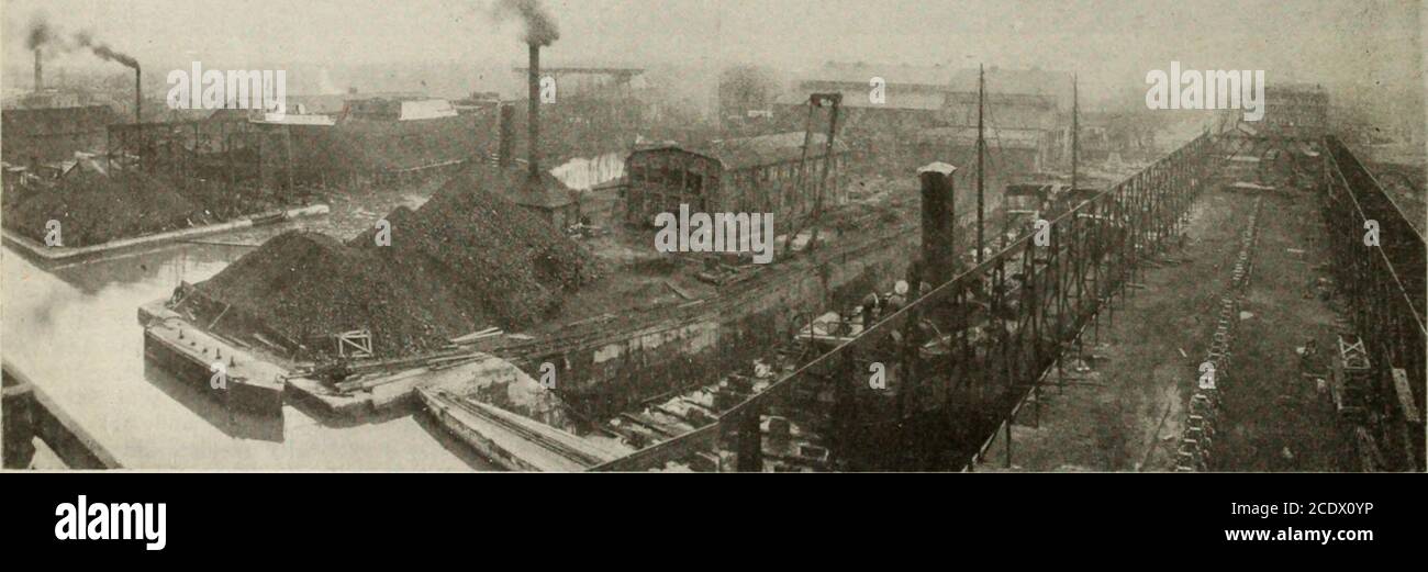 . Canadian Shipping and Marine Engineering Januar-Dezember 1919 . ALLGEMEINE ANSICHT COLLINGWOOD CANTIERISTICA CO. Januar, 1919 MARINE ENGINEERING VON KANADA 13 Kuppel, gibt es zwei Öfen für Brass und Kupfer. Diese haben eine Kapazität von 500 lbs. Zwei große Galerien sind an den Seiten des Gebäudes situ-ated, einer von ihnen mit dem Ladeboden sind aus gedrehtem Stahl, sowohl die Go-aheadund Go-achterem Führungen werden auf der hinteren Säule getragen. Der Umkehrmotor mit geradem Zylinder und Ausgleichszylinder wird an der Rückseite des mitgeführt Stockfoto